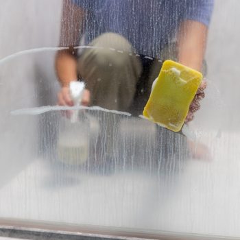 How to Remove Hard Water Stains From Bathrooms